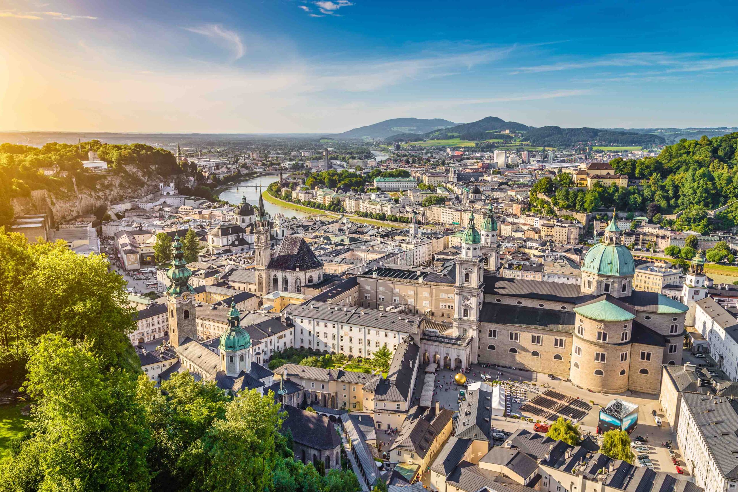 Luftaufnahme der historischen Stadt Salzburg bei Sonnenuntergang, Salzburger Land, Österreich.