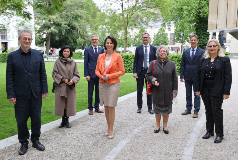 Federal Minister Karoline Edtstadler, together with Vice-Rector Martin Weichbold, welcomed Professor Willem Smelik