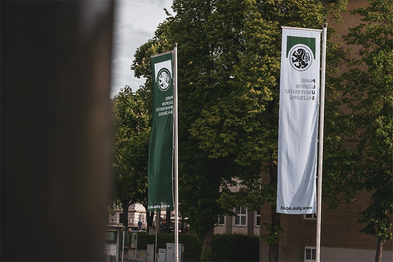 Beflaggung an der Uni Salzburg