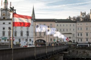 Jubil&auml;umsfahnen auf der Staatsbr&uuml;cke
