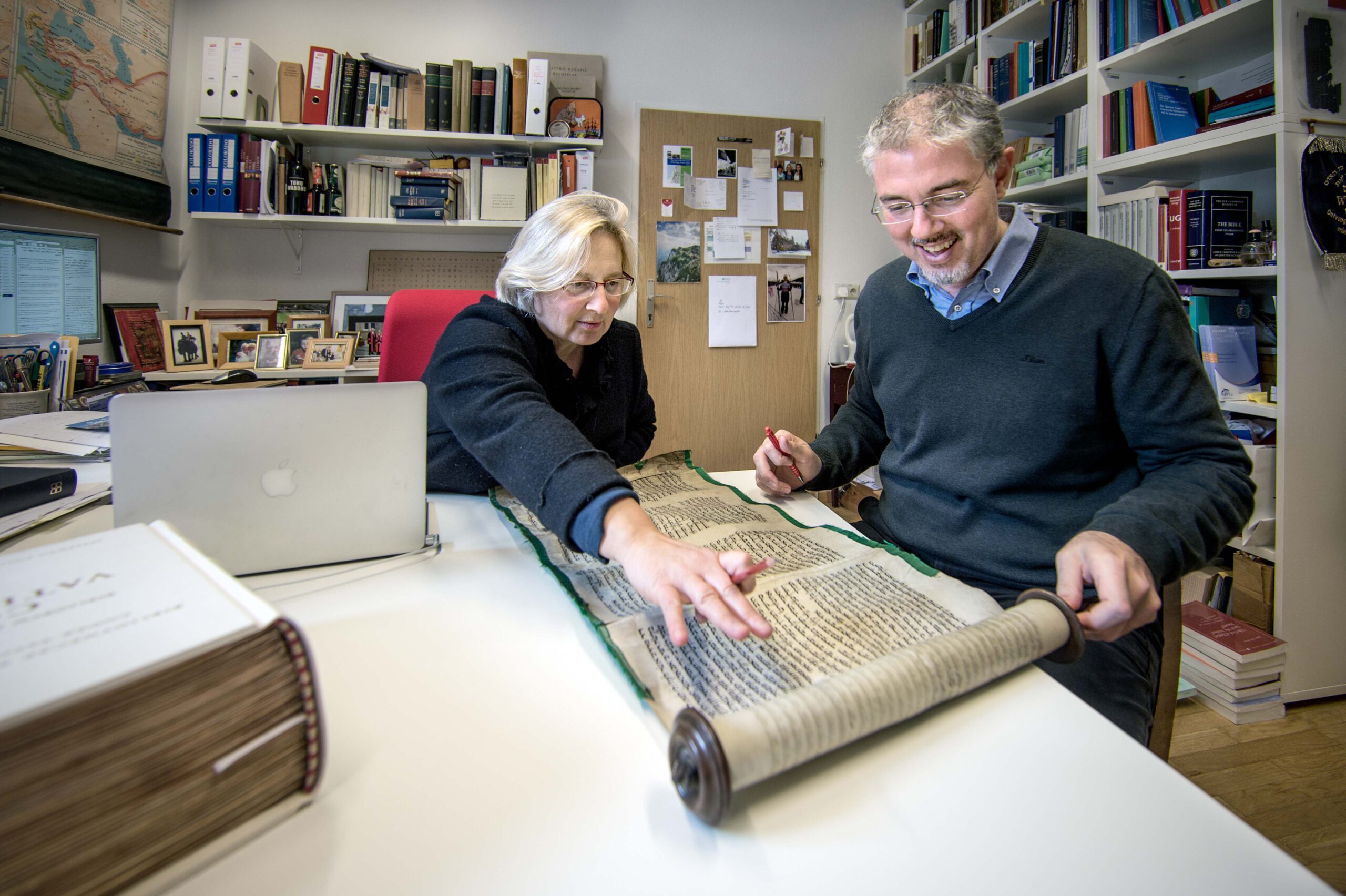 Mitarbeiter*in der KTH Fakultät mit Schriftrolle