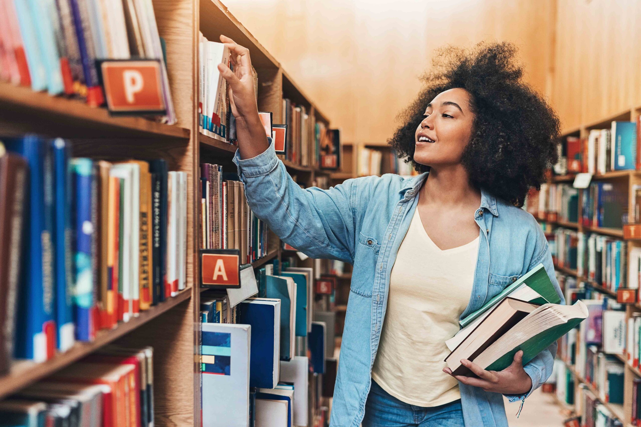 Foto: ©iStock Auf der Suche nach Büchern ©iStock -1094357918_2020-05-06_Auf der Suche nach Bücher für die Hausaufgaben-Projekt_pixelfit_WEB.jpg