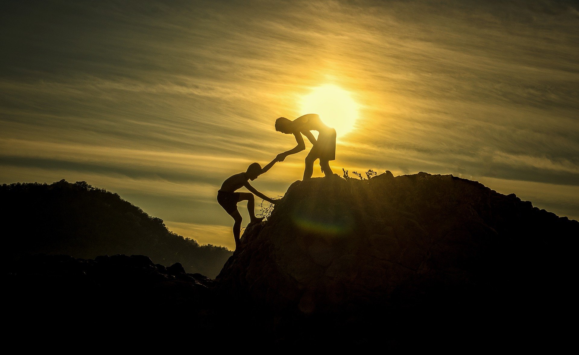 Männer vor Sonnenuntergang