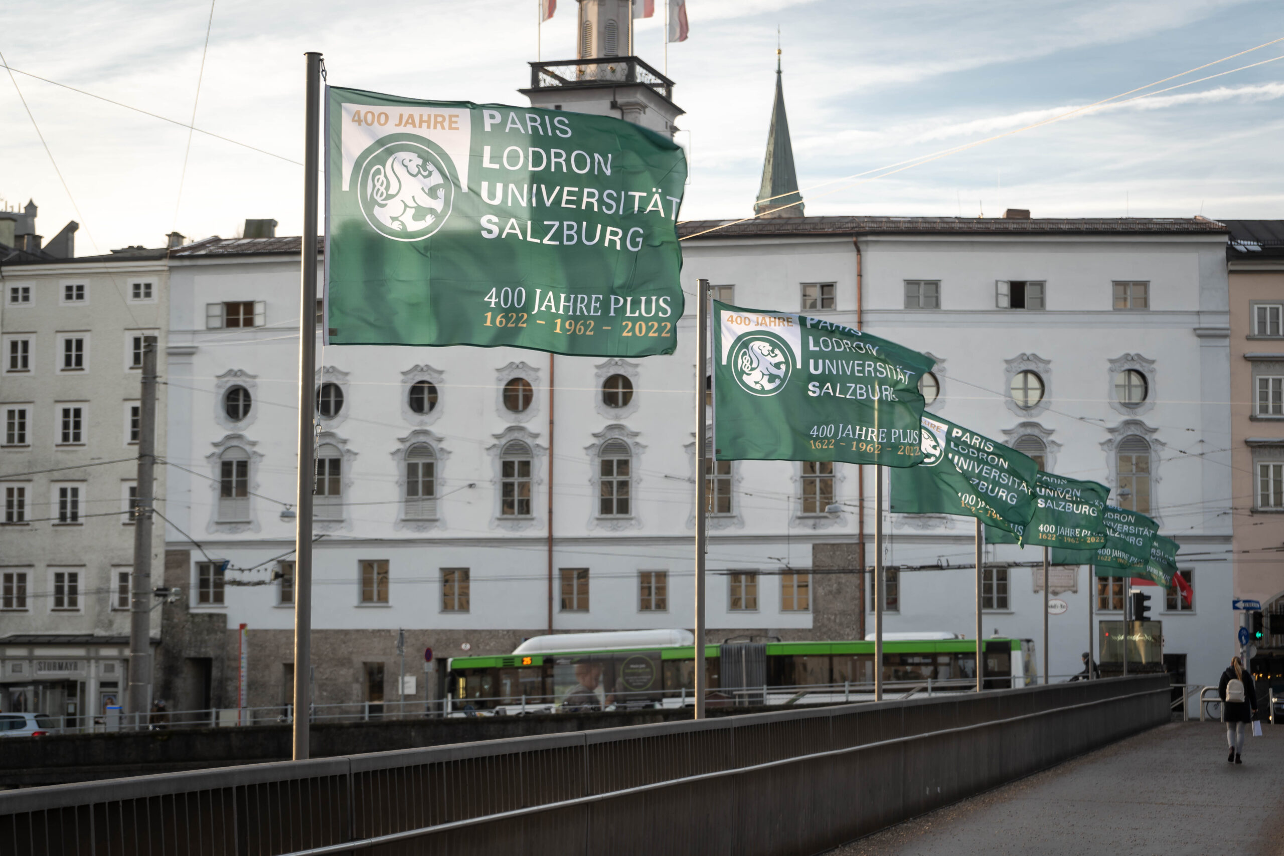 400 Jahre PLUS | Fahnen auf der Staatsbrücke