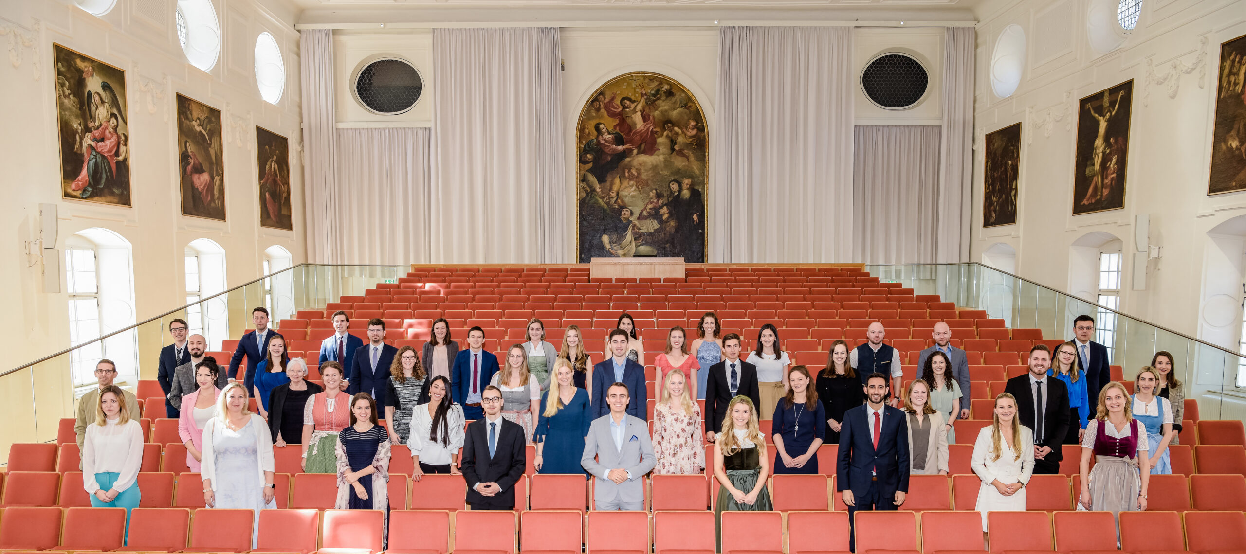Sponsions- und Promotionsfeier am 11. Mai 2022 in der Universit&auml;tsaula_Bild mit Absolvent*innen