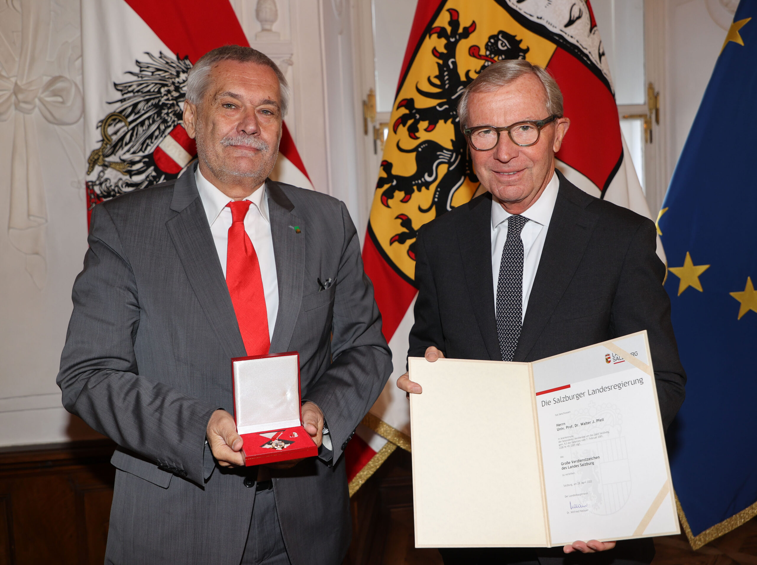 Gro&szlig;es Verdienstzeichen des Landes Salzburg f&uuml;r Walter J. Pfeil