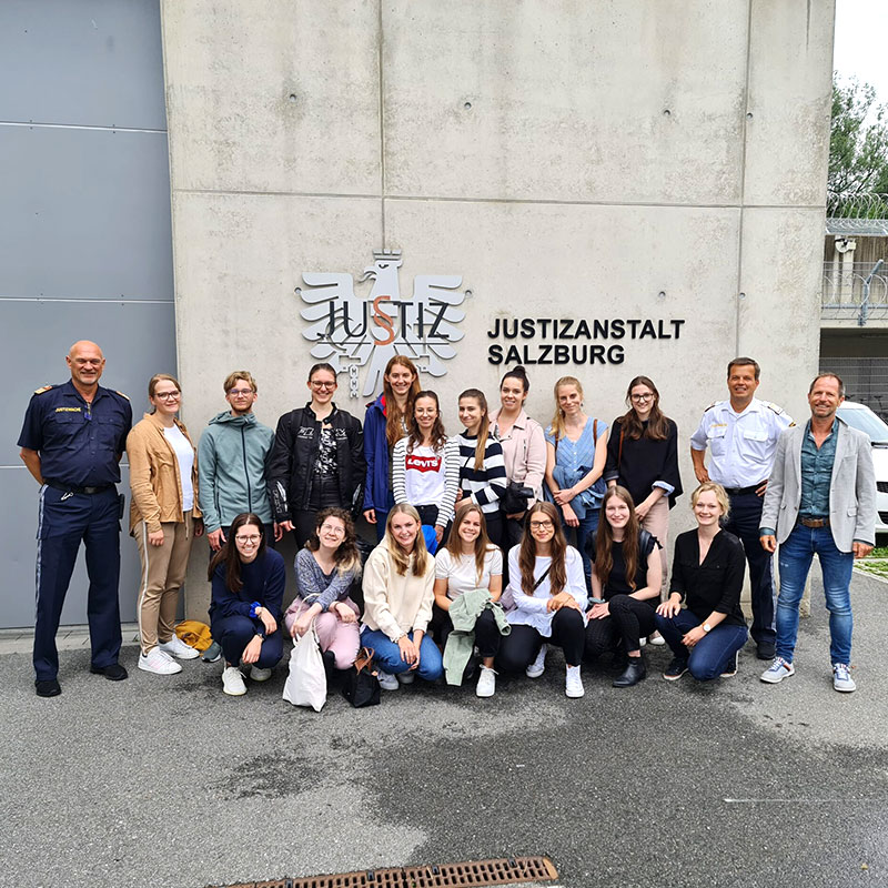 Prof. Klaushofer mit Studierenden vor der Justizanstalt Salzburg