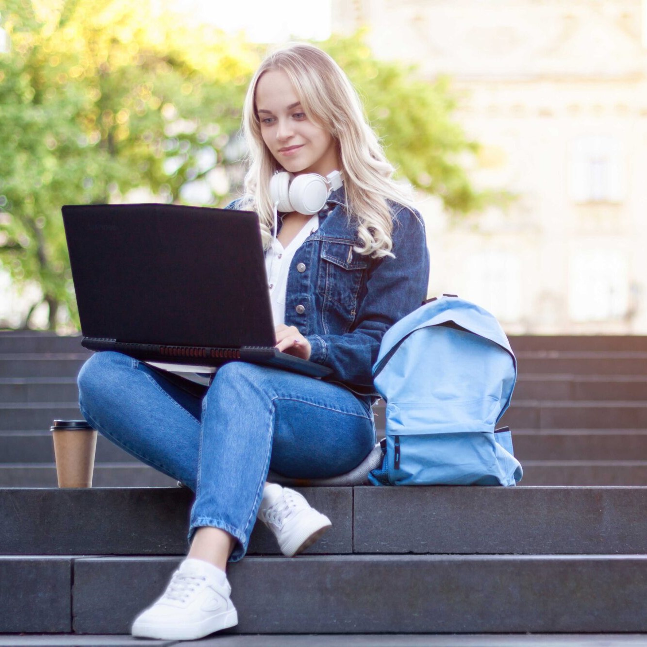 Studentin mit Laptop