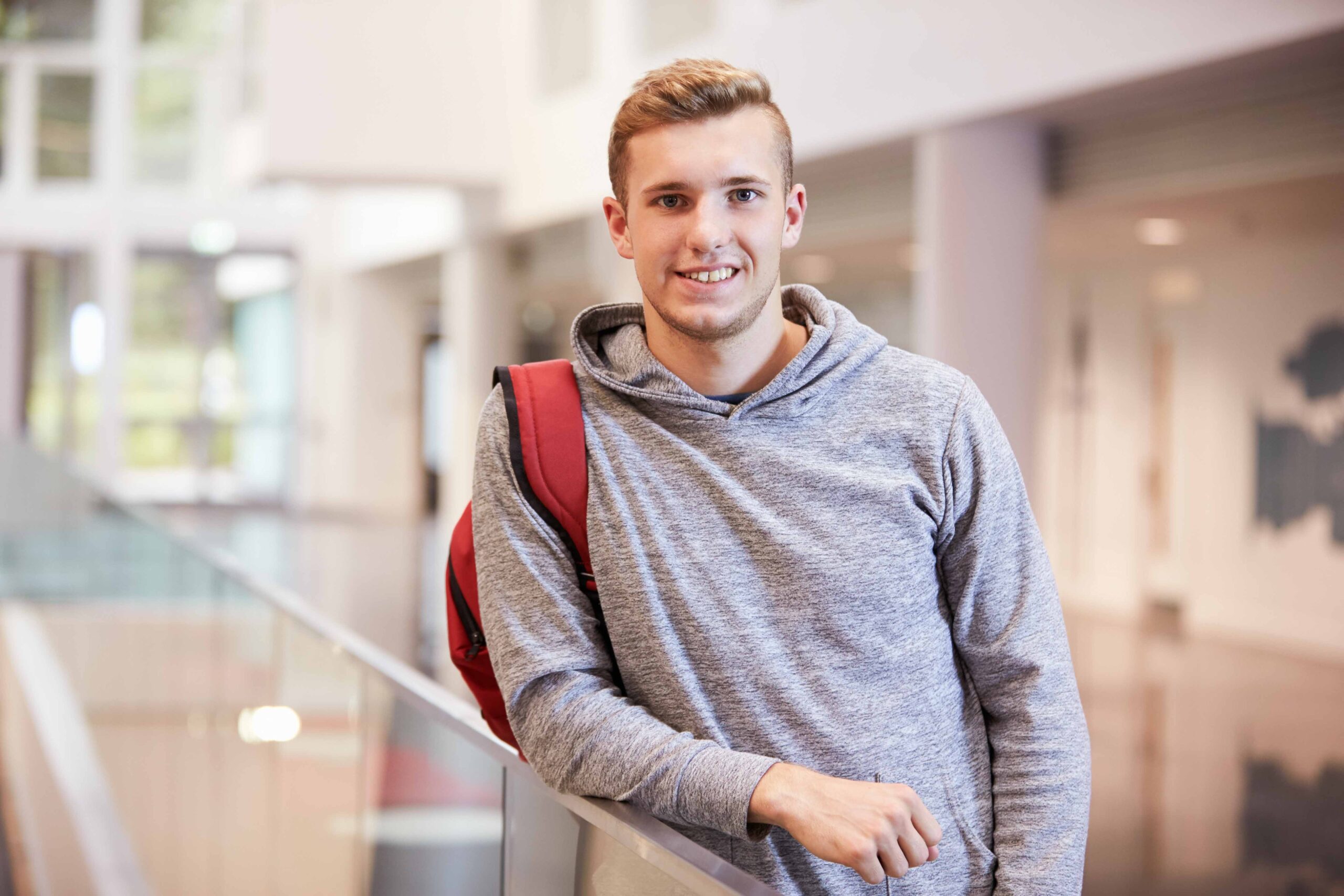 Student steht im Gang