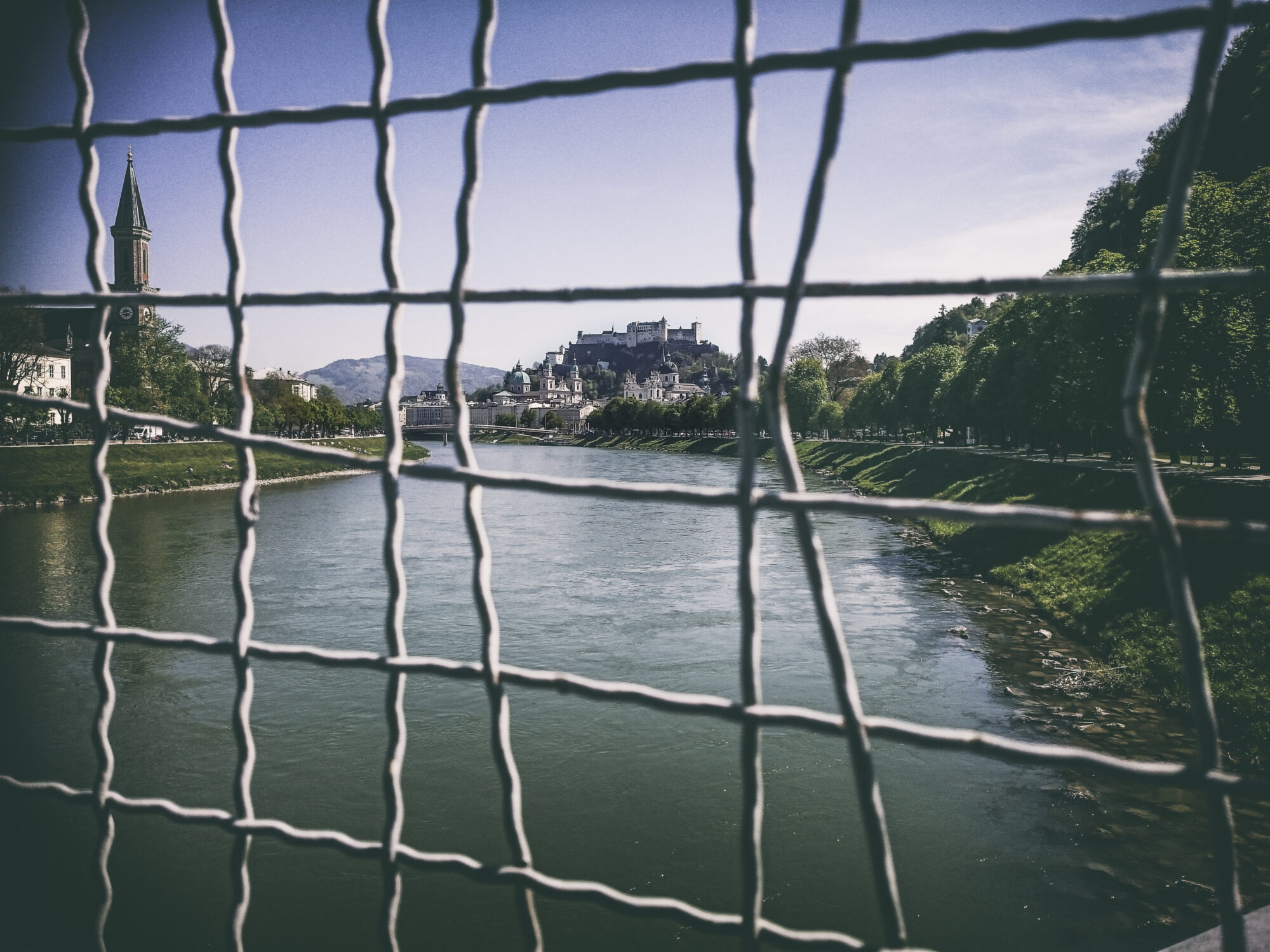 Blick auf Salzburg durch Gitter