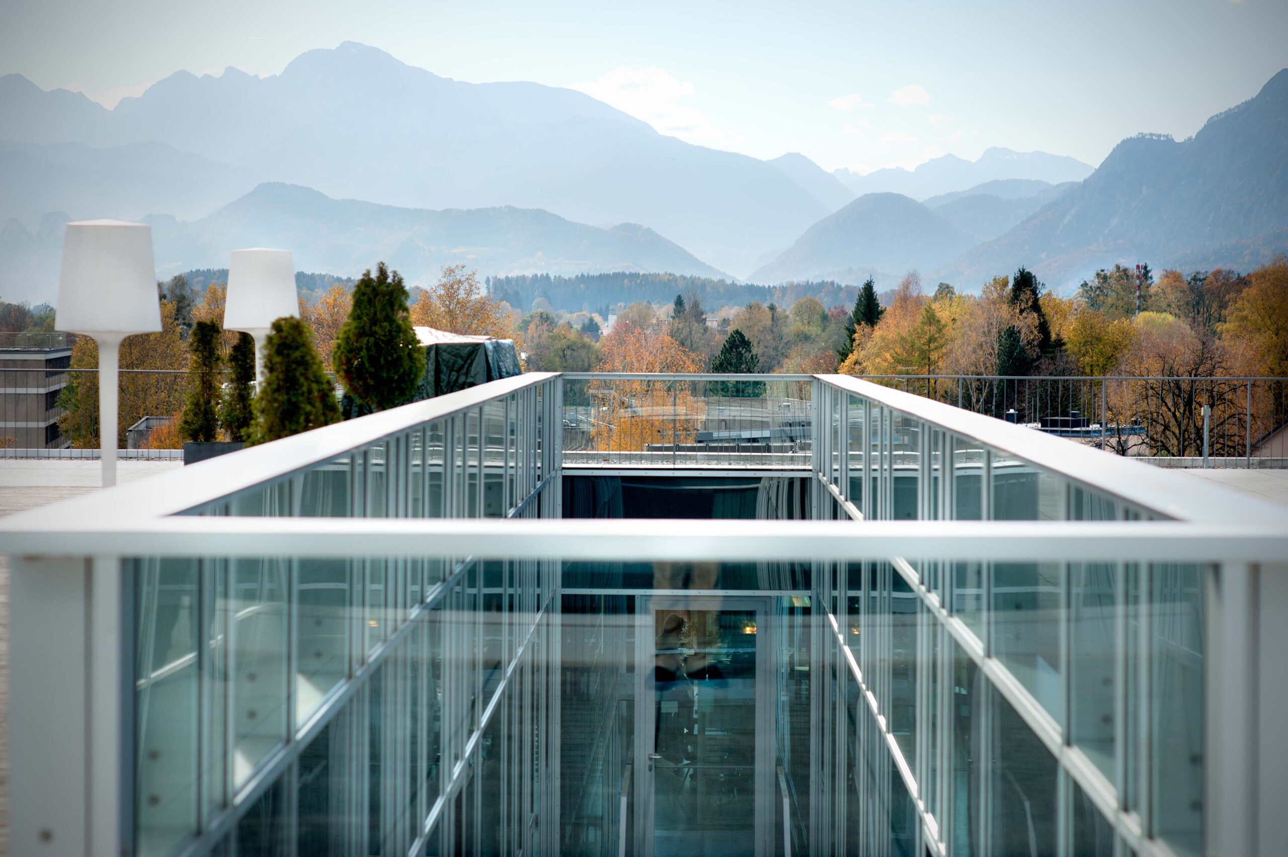 Blick vom Uniparkdach aus in die Berge