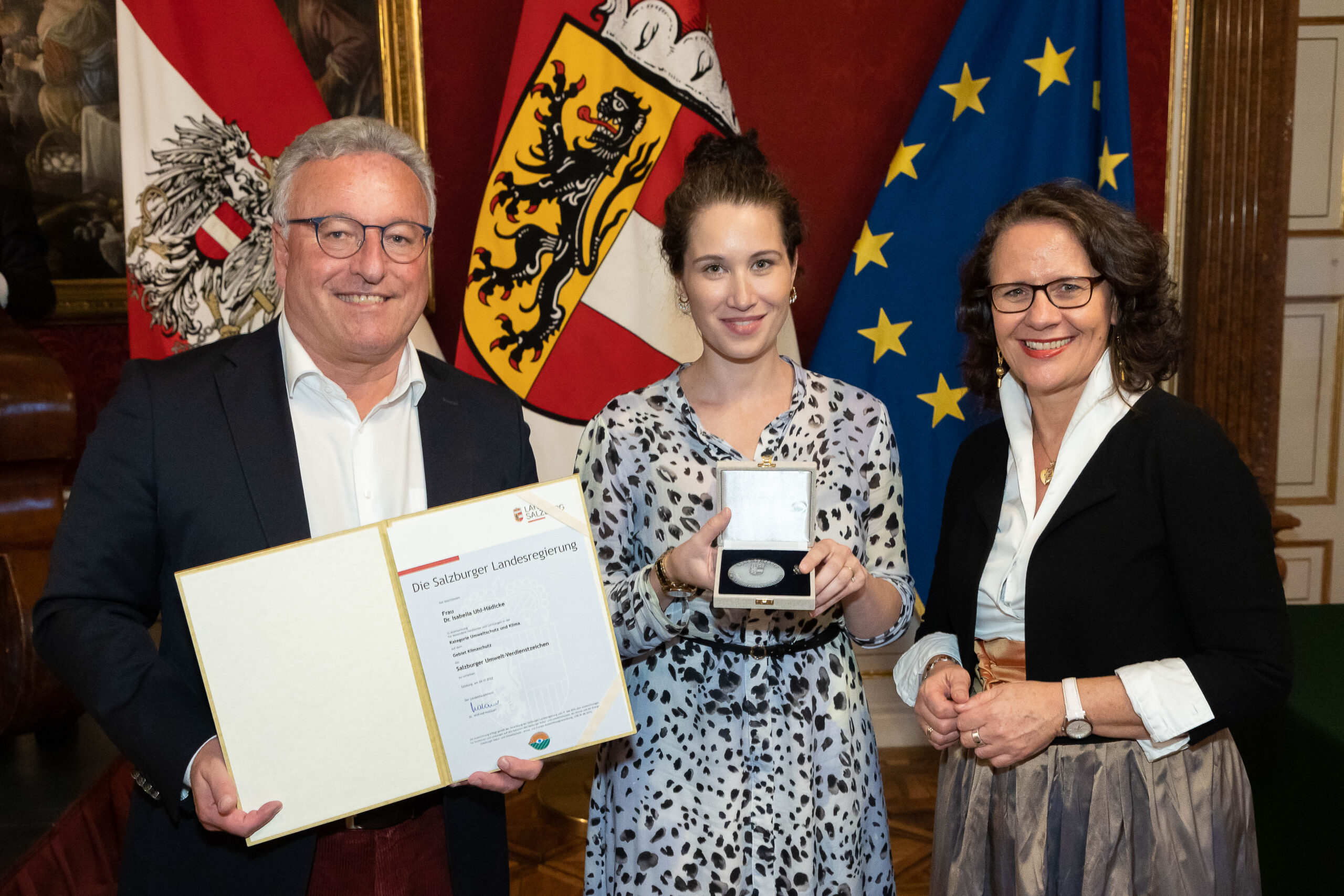 Verleihung Umwelt-Verdienstzeichen des Landes Salzburg, v.l. Landeshauptmann-Stellvertreter Heinrich Schellhorn, Isabella Uhl-Hädicke aus Salzburg, Landesrätin Daniela Gutschi 