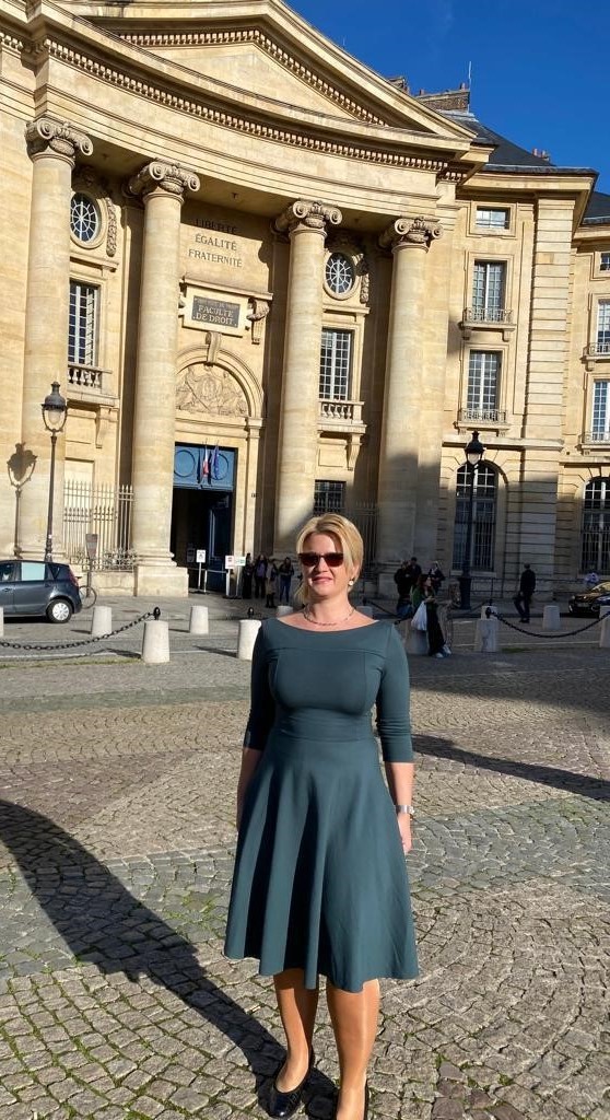 Dr. Annemarie Renz vor dem Hauptportal der Rechtswissenschaftlichen Fakultät der Universität Paris II, über welchem die berühmten Staatsmaximen der heutigen Französischen Republik angebracht sind: „Liberté, Égalité, Fraternité“