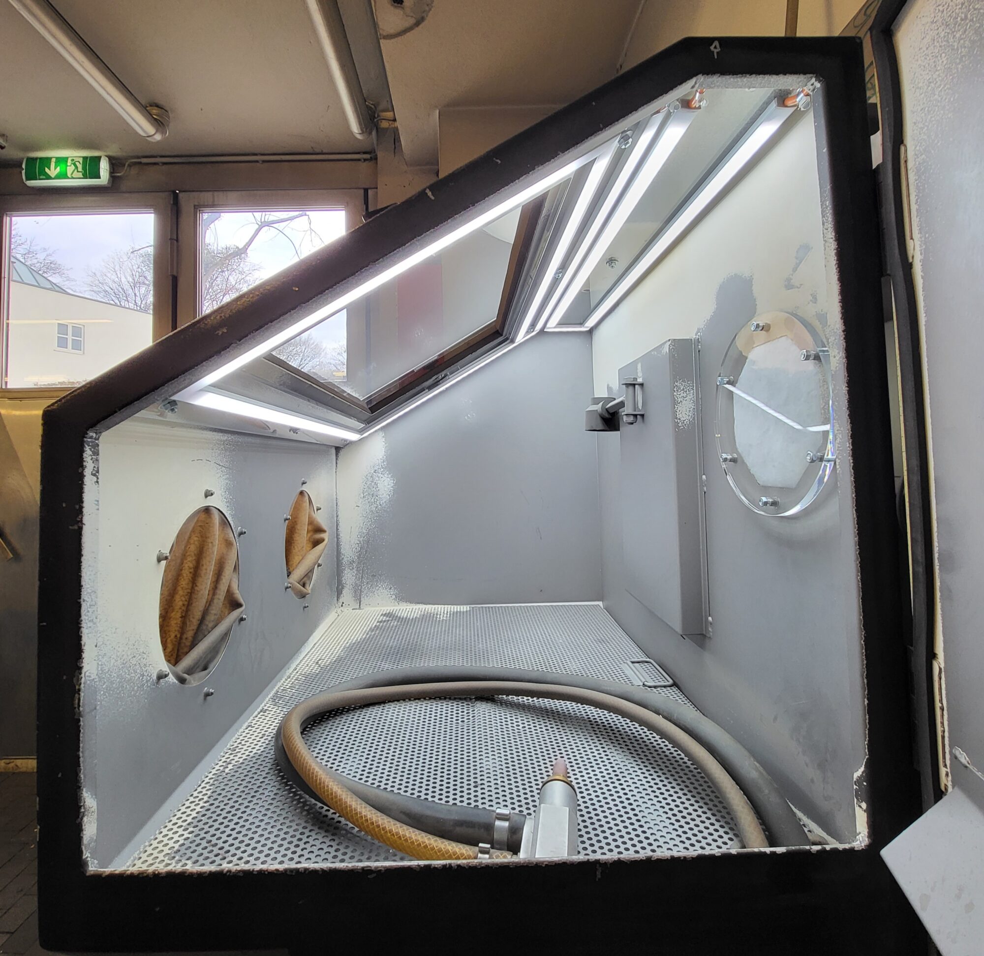 LED Beleuchtung Sandstrahlkabine - Universität Salzburg