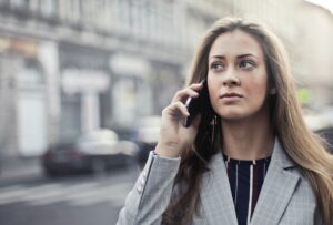 Telefon Frau Hosenanzug