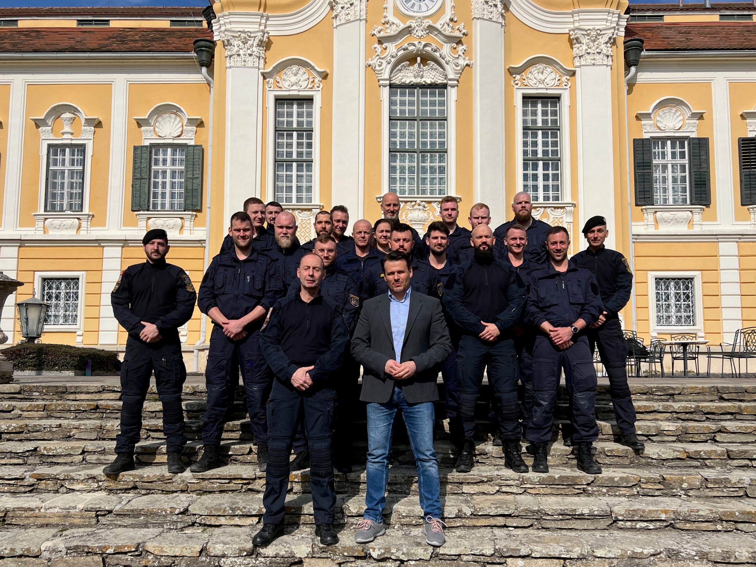 Dr. Robert KRAMMER mit Mitgliedern der Einsatzgruppe