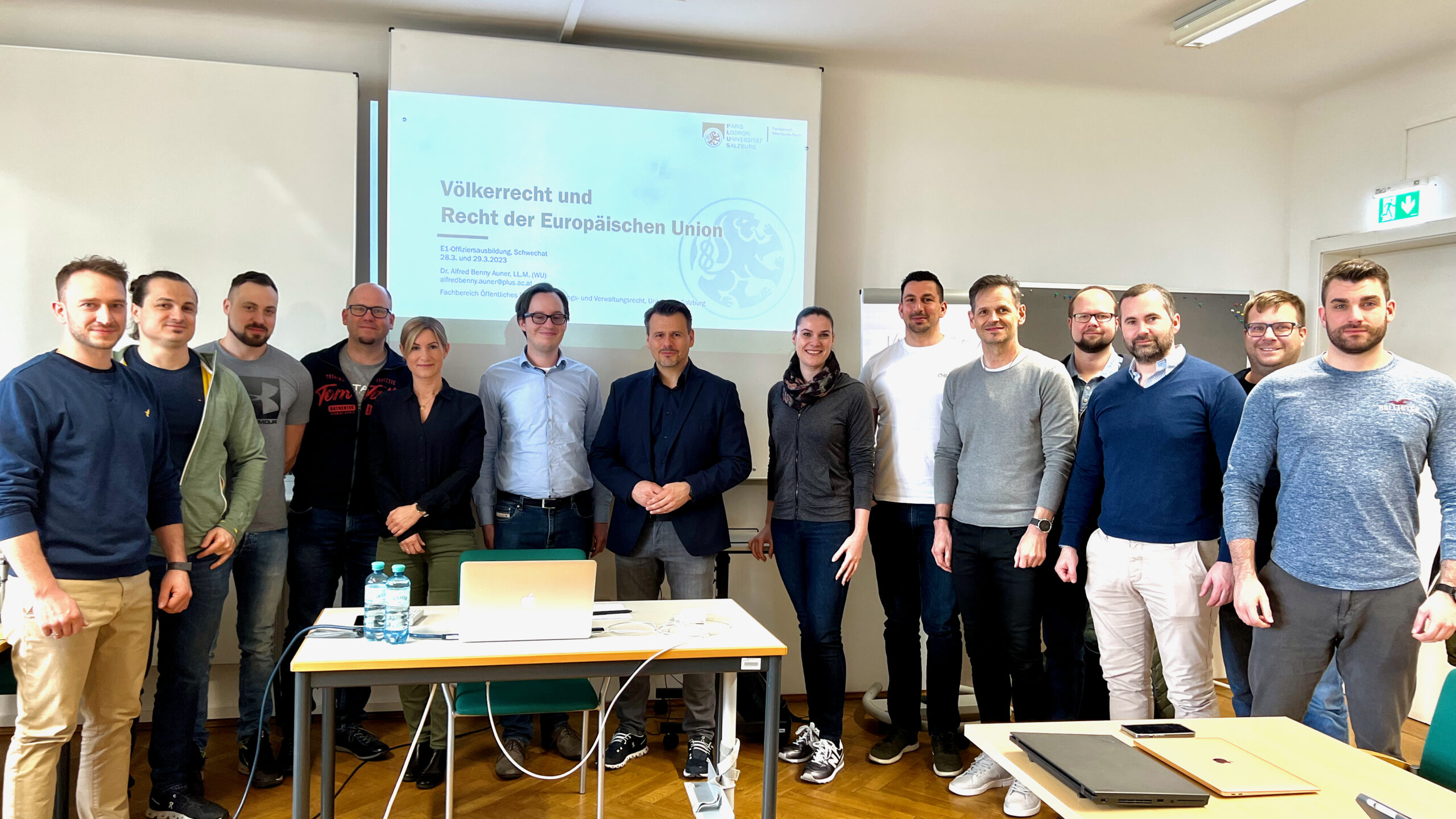 Dr. Benny AUNER und Dr. Robert KRAMMER (6. bzw. 7. v.l.) mit Teilnehmenden des Kurses