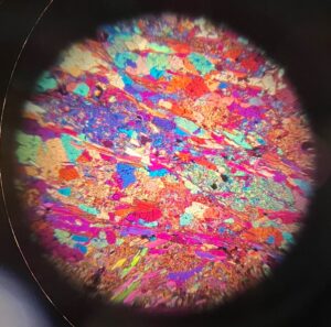 Foto - Blick durch ein petrographisches Mikroskop