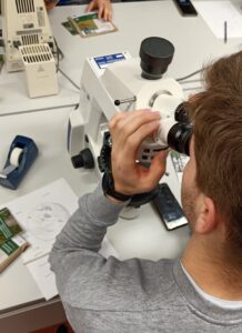 Foto - Student schaut durch ein petrographisches Mikroskop