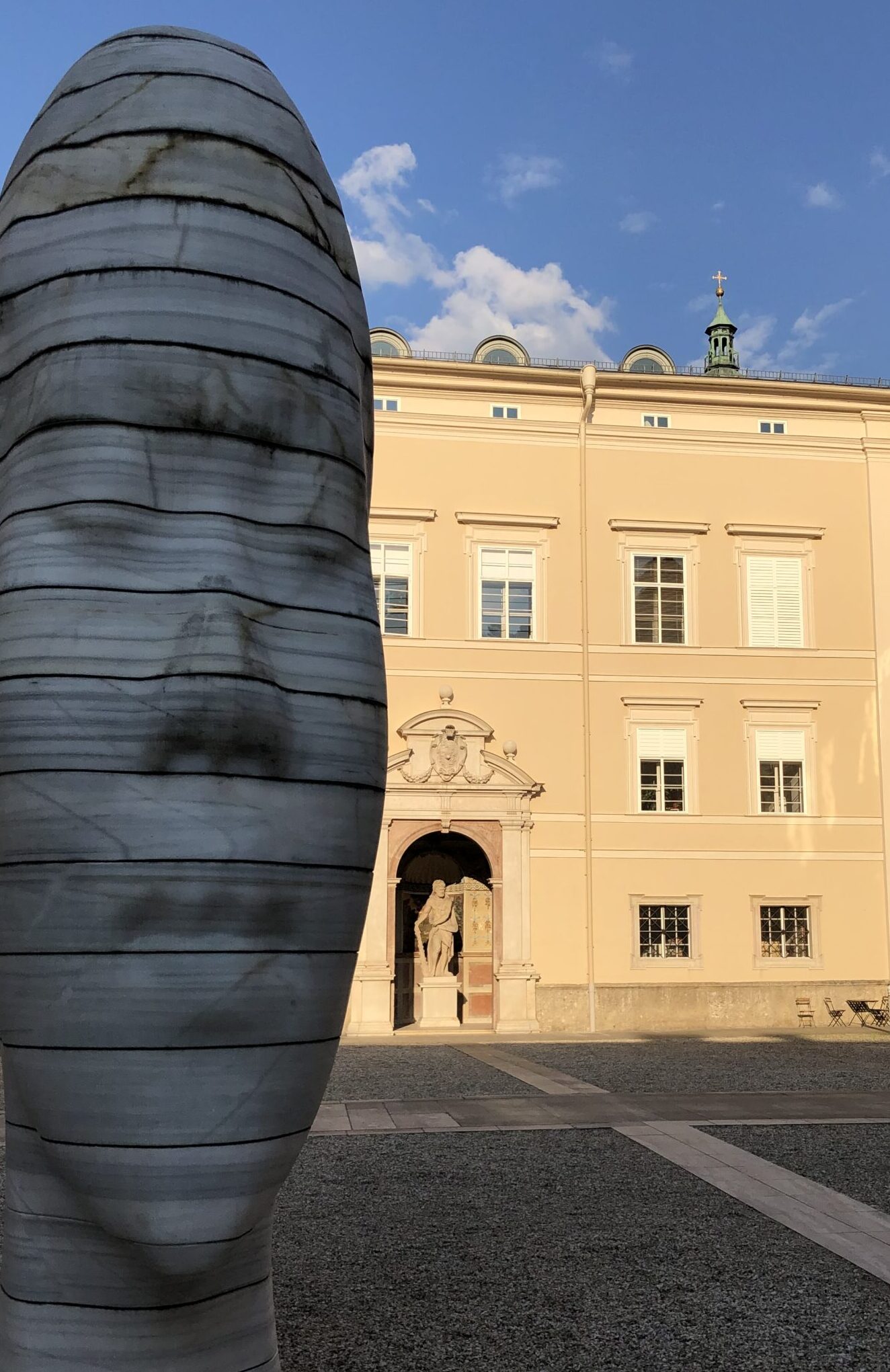 Foto des Hofes des Toskanatraktes mit Skulptur