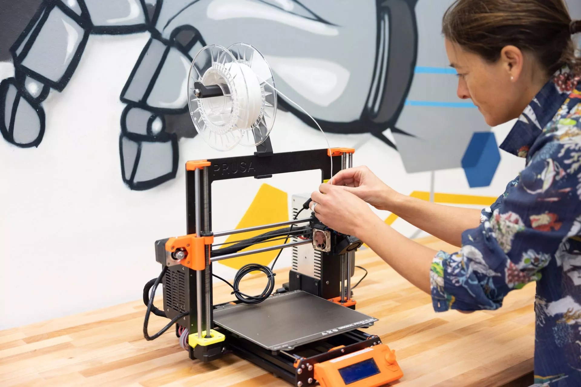 Frau arbeitet an Ger&auml;t