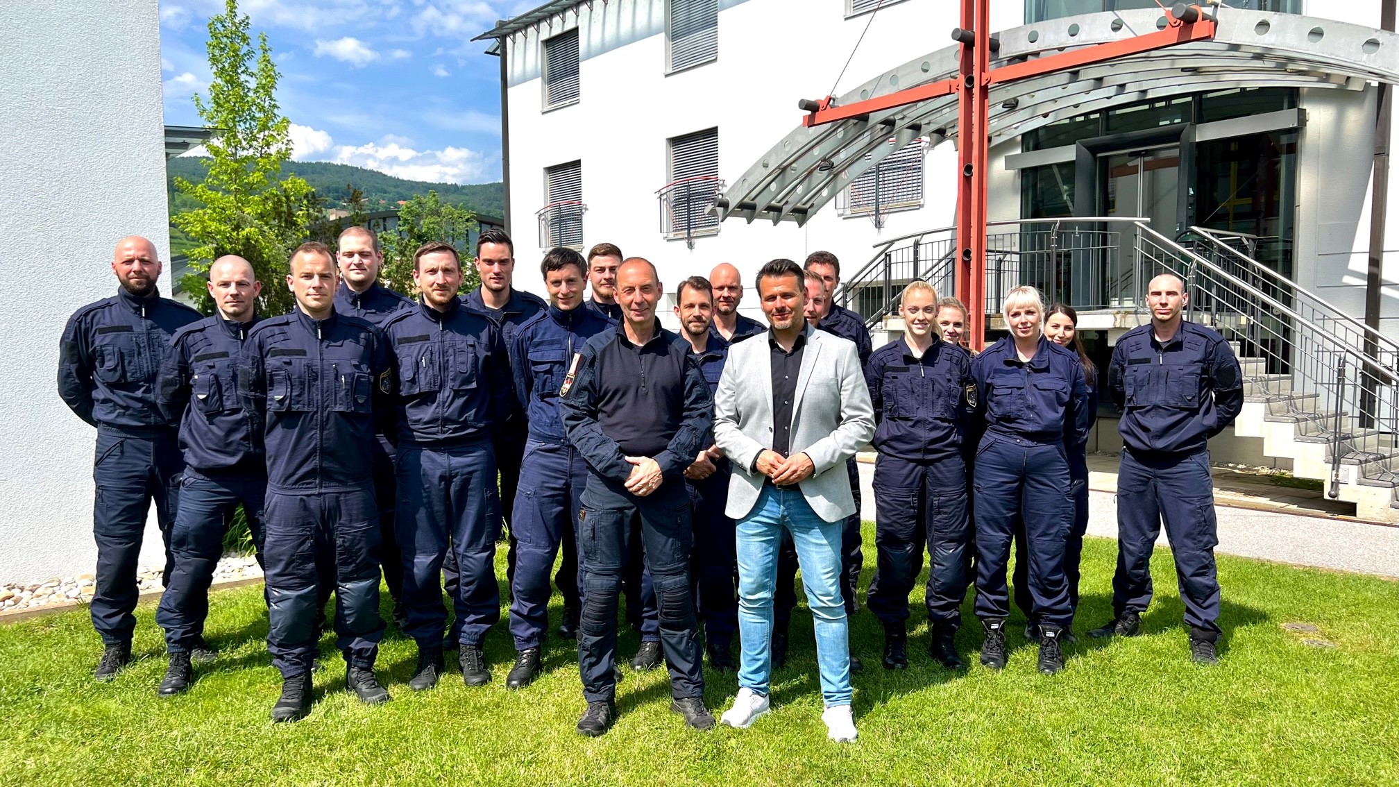 Bild: Dr. Robert KRAMMER mit Mitgliedern der Einsatzgruppe