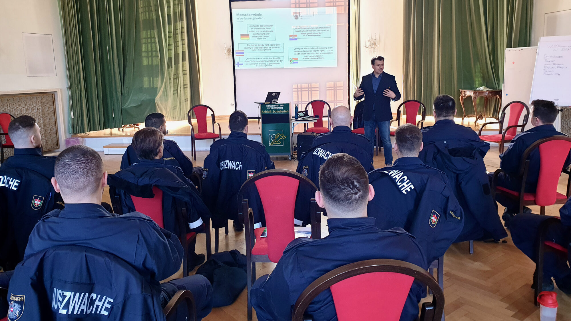 Dr. Robert Krammer mit Mitgliedern der Einsatzgruppen