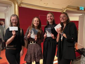 MuTaWi-Studierende Aurelia Heintze, Michaela Wolfsgruber, Eva Emminger und Marlene Wundsam präsentieren stolz das Programmheft.