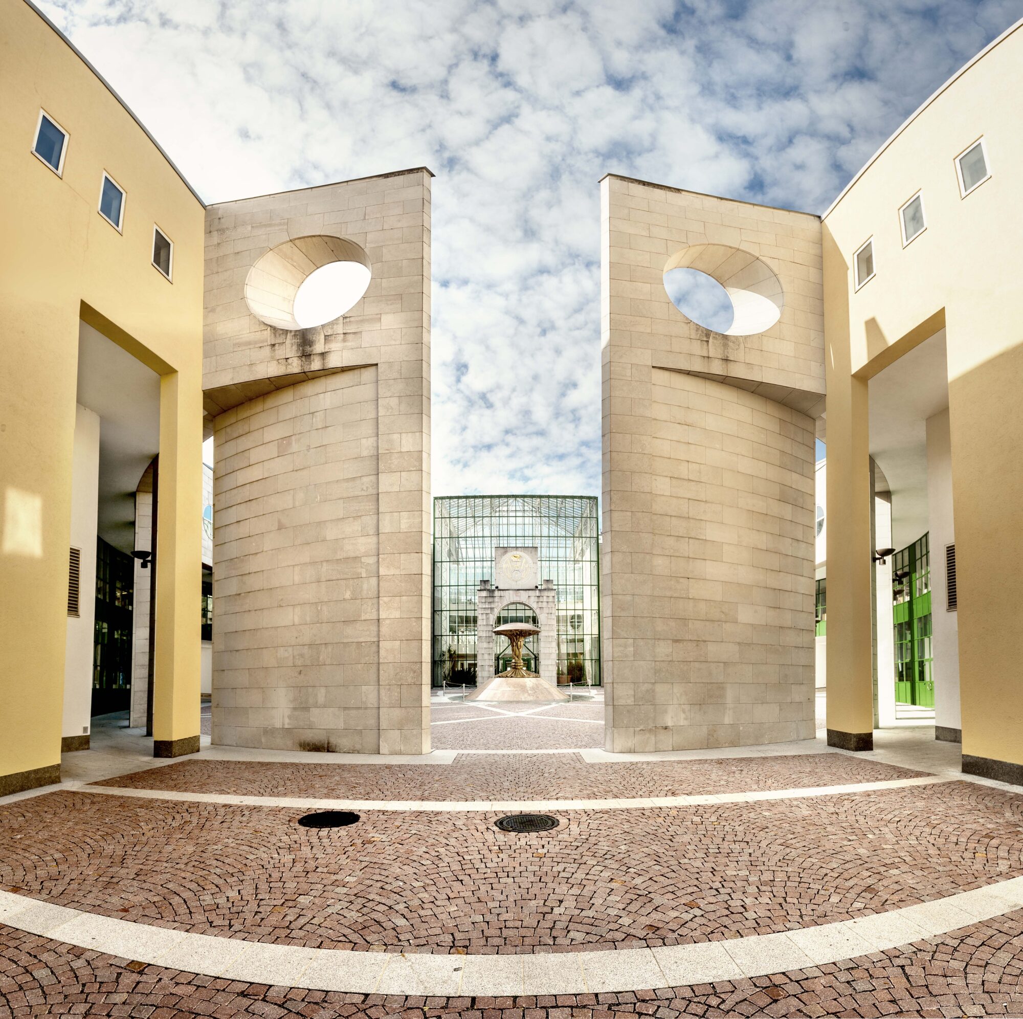 pano-04_2020-04-01_NW-Fakultaet_Eingang-Architektur_LC-2000x1992