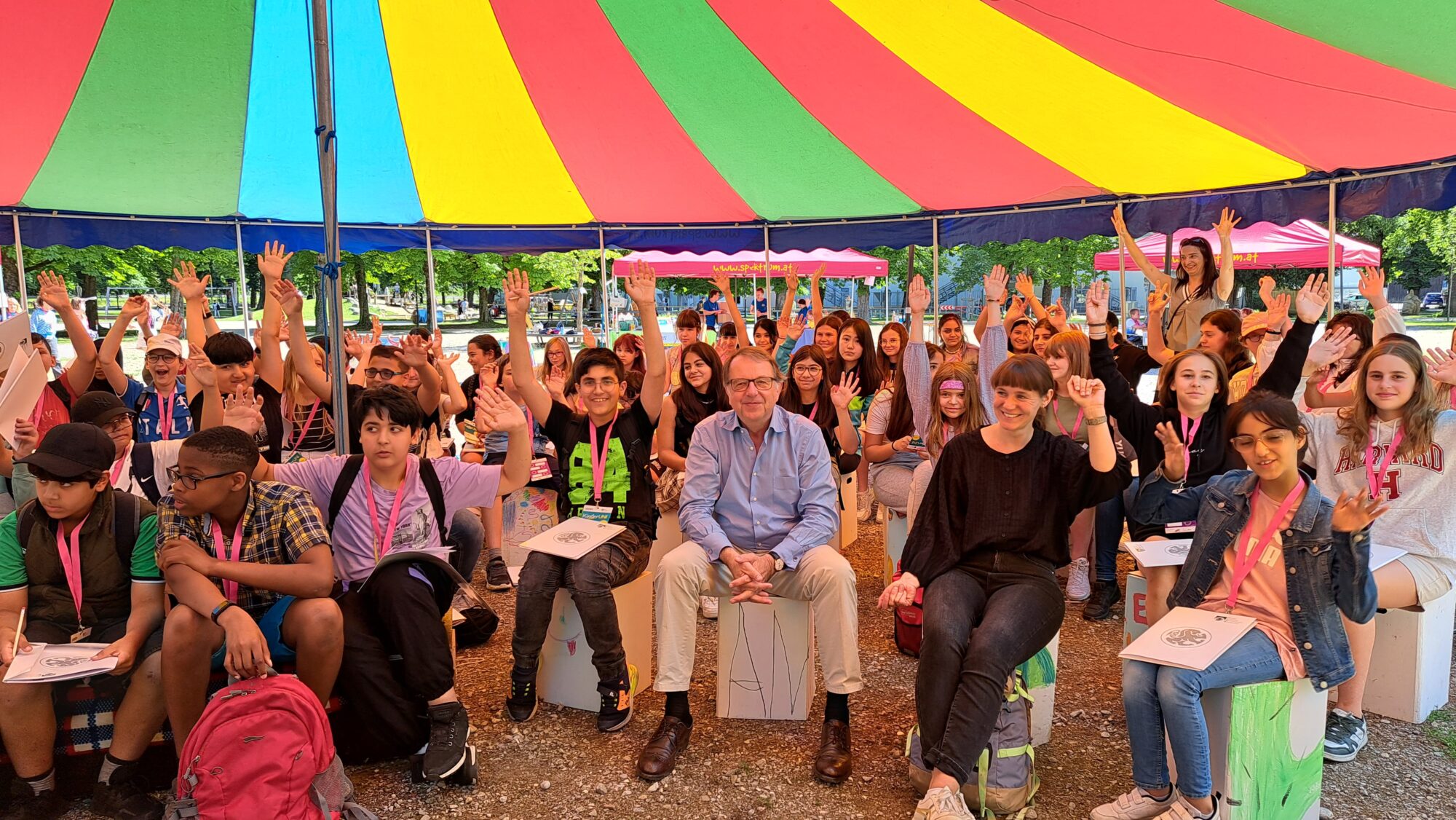 KinderUni Zelt mit Kindern und Rektor Lehnert