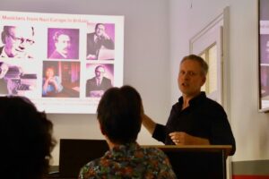 Norbert Meyn stellt das Projekt Music, Migration, and Mobility: The Legacy of Migrant Musicians from Nazi-Europe in Britain