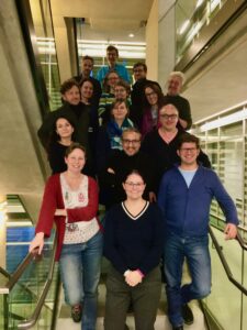 Das Team nach einem gemeinsamen Workshop von links oben nach rechts unten: Matthias Pasdzierny (Autor), Wolfgang Gratzer (Autor & Herausgeber), M.J. Grant (Autorin), Moritz Kelber (Workshopteilnehmer), Ulrike Präger (Autorin und Mitherausgeberin), Anna Langenbruch (Autorin), Melanie Unseld (peer review), Nils Grosch (Autor & Herausgeber), Ruard Absaroka (Autor), Christina Richter-Ibánez (Autorin), Katarzyna Grebosz-Haring (Autorin), Julio Mendívil (peer review), Magnus Gaul (Autor), Carolin Stahrenberg (Autorin), Susanne Scheiblhofer (Autorin & Herausgeberin), Michael Parzer (Autor und Berater)