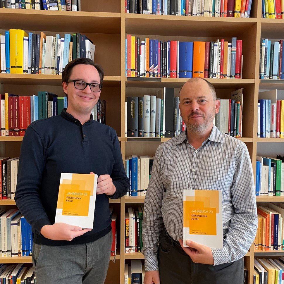 Dr. Alfred Benny Auner, LL.M. (WU) und Dr. Eduard Christian Schöpfer mit dem Jahrbuch