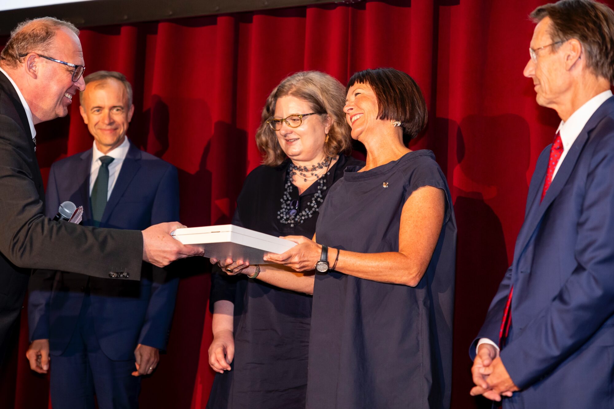 MANZ Verlagsleiter Heinz Korntner bei der Preisübergabe an GeKo Mitherausgeberin Renate Pletzer