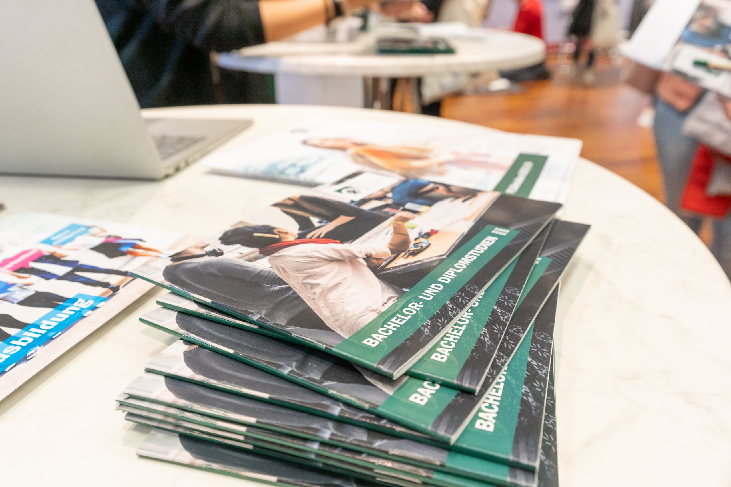 Brosch&uuml;ren der PLUS