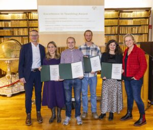 Excellence in Teaching Award v.l.n.r.: VR Martin Weichbold, Katharina Lastro, Michael Discher, David Zezula, Sarah Katharina Danböck, VR Nicola Hüsing (nicht im Bild Angelika Lahnsteiner)© Herbert Rohrer/Kolarik 