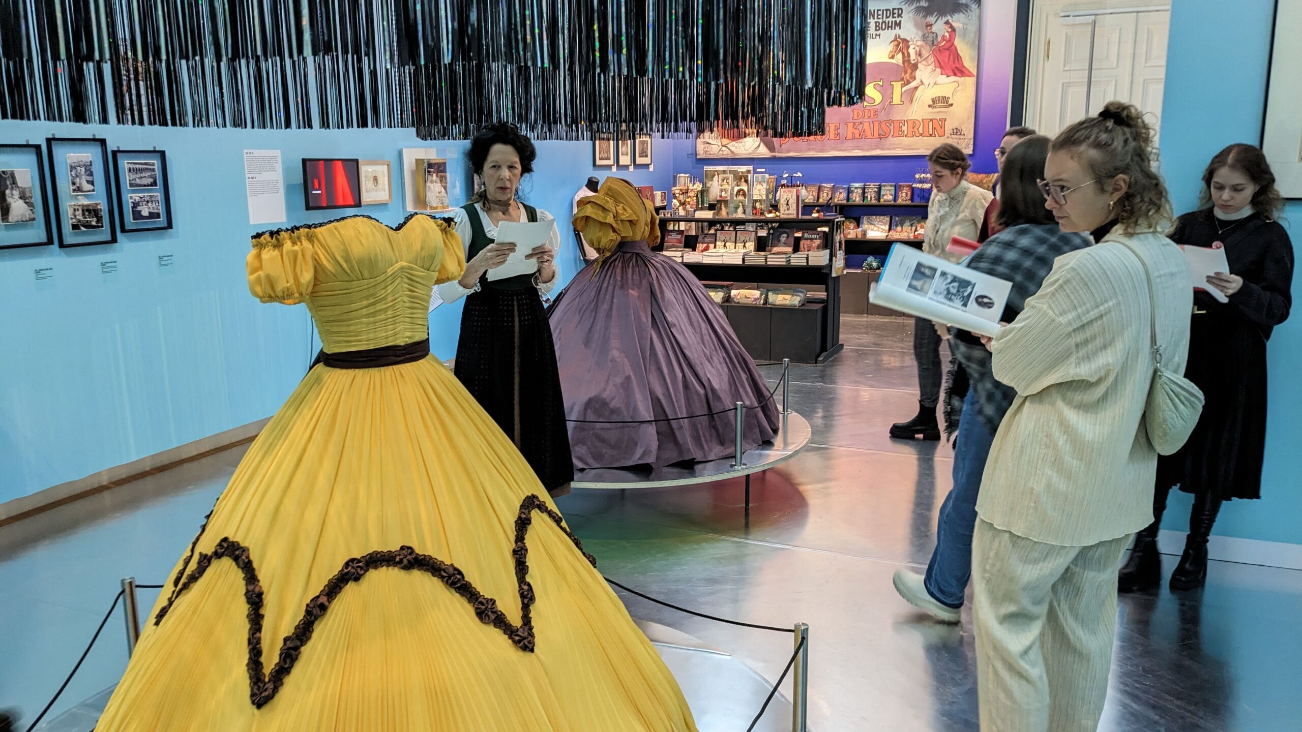 Das sog. Madeira-Kleid und ein weiteres Sissi-Kostüm für Romy Schneider orientieren sich nicht nur an historischen Gewandungen, sondern auch – wenn nicht vor allem – am Geschmack der 1950er-Jahre.