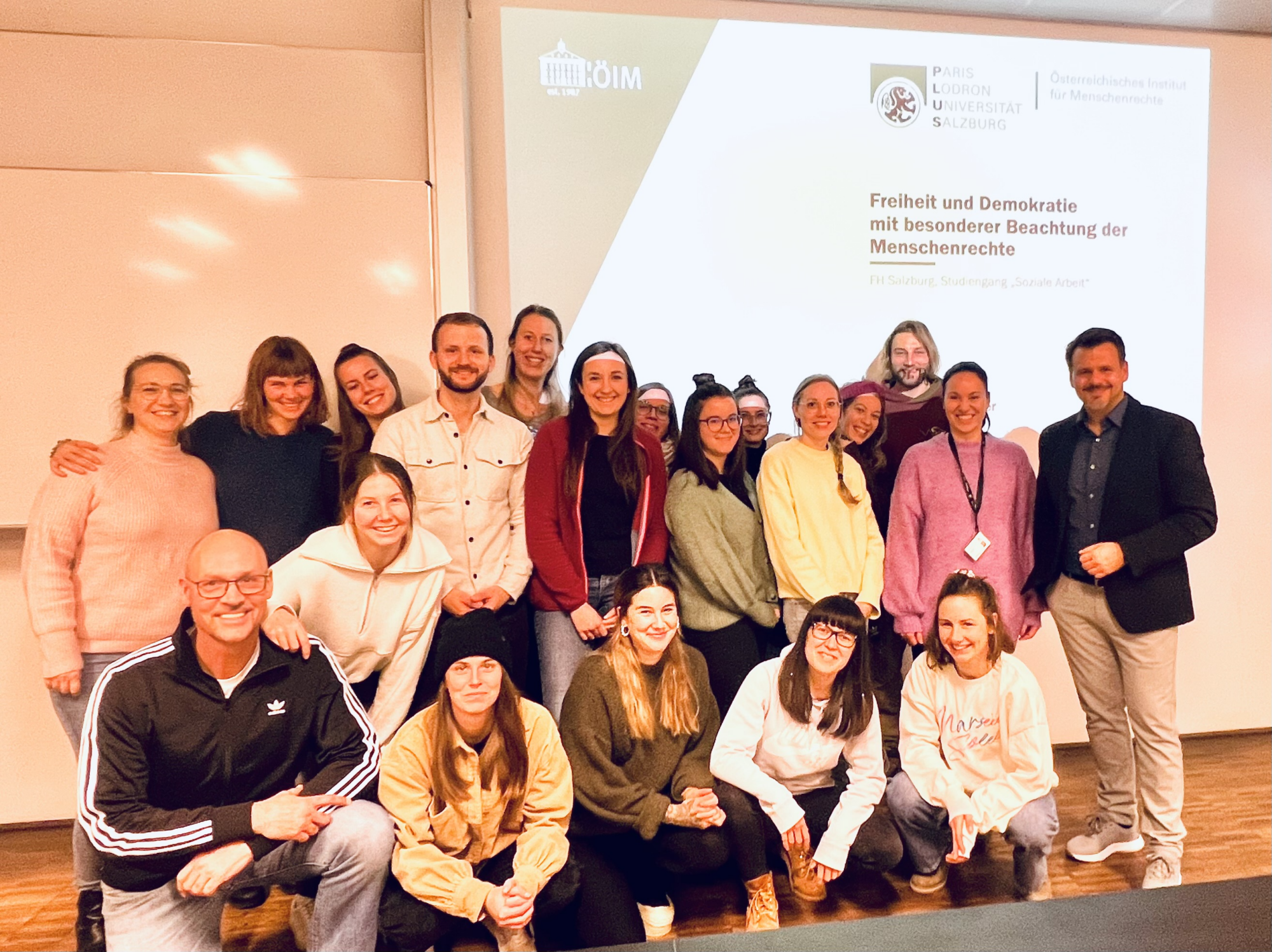 Robert Krammer und Katrin Rossmann (stehend von rechts nach links) mit Studierenden des Studiengangs Soziale Arbeit