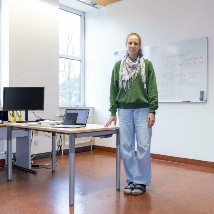 Dr. Ingrid Vukusic in ihrem Büro