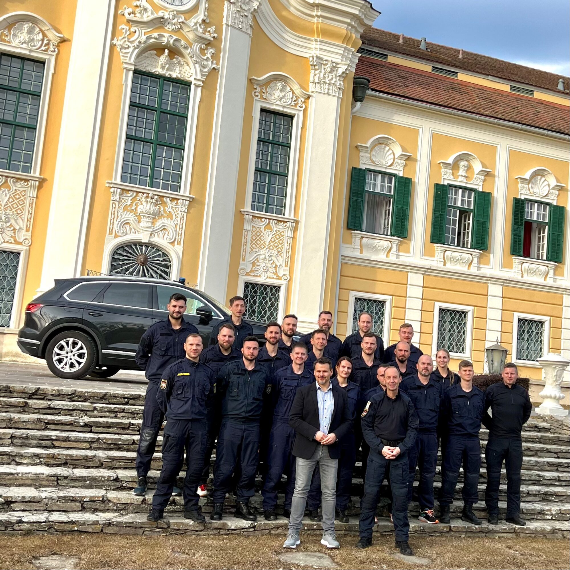 Dr. Robert KRAMMER mit KontrInsp Gernot WAGNER (Bundeseinsatztrainer, Generaldirektion für den Strafvollzug und den Vollzug freiheitsentziehender Maßnahmen, Abteilung II 2 - Kompetenzstelle Sicherheit und Extremismusprävention) und Mitgliedern der Einsatzgruppe