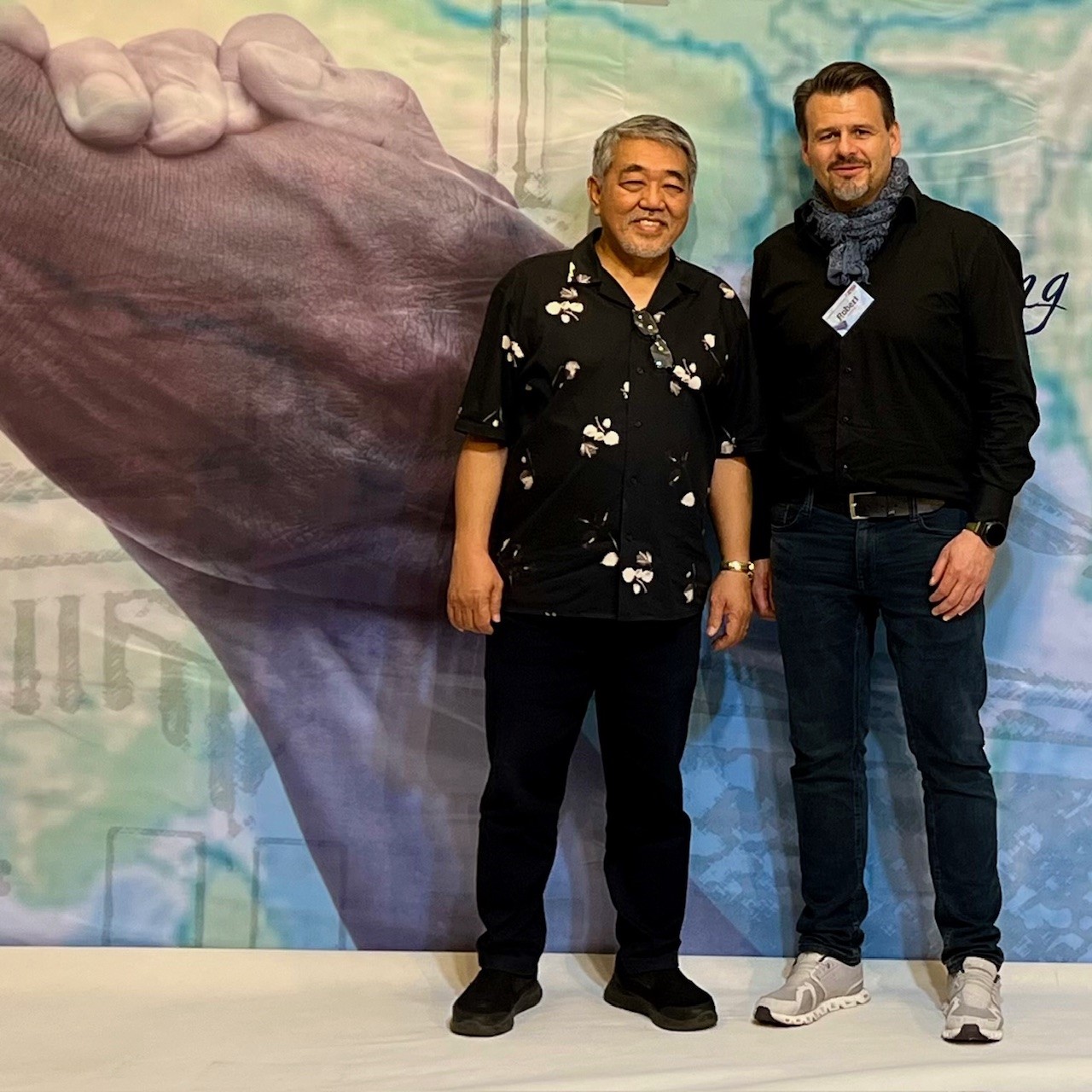 Mr. Sonny LARGADO/International Director Ethnos Asia, Konferenzveranstalter (links) mit Dr. Robert Krammer (ÖIM)