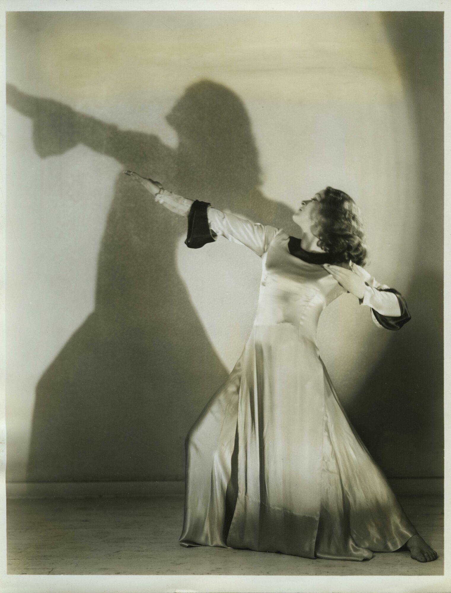 Sasha (Alexander Stewart, 1892-1953): Leslie Burrowes (1908-1985). Fotografie, 19,7 x 25,3 cm. Derra de Moroda Dance Archives, Salzburg, DdM f B 091