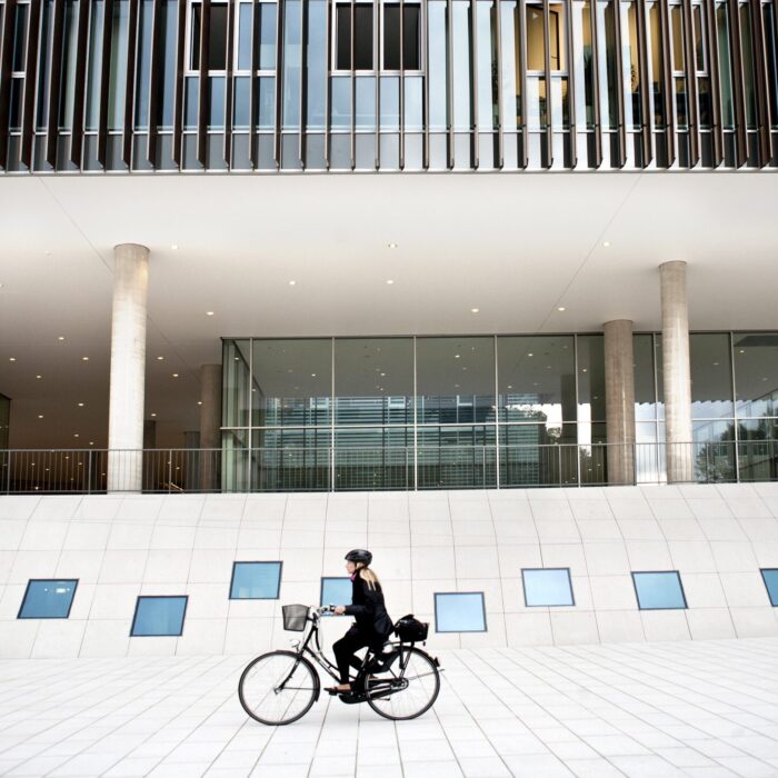 Radfahrerin vor Unipark
