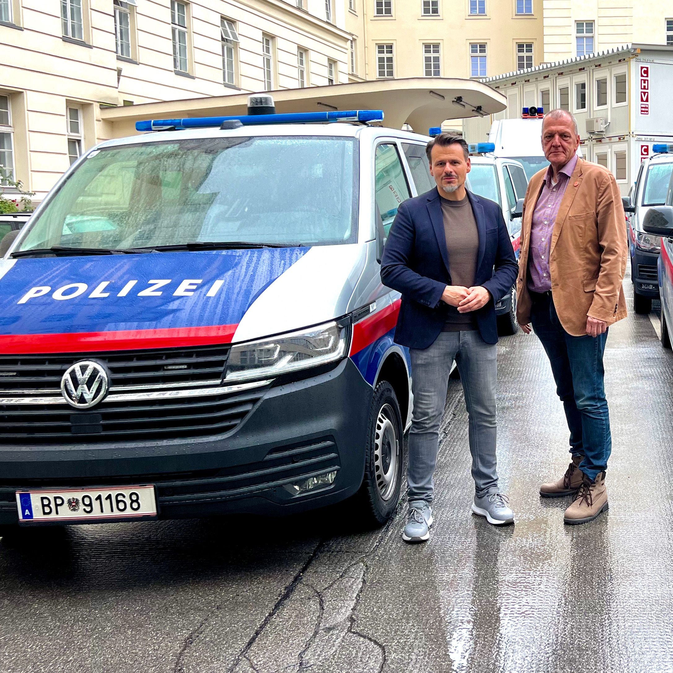 Oberst Friedrich KOVAR/BMI (rechts) und Dr. Robert KRAMMER/&Ouml;IM