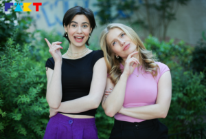Moderator:innen-Duo von FÄKT Miso Tschak und Julia Winkler