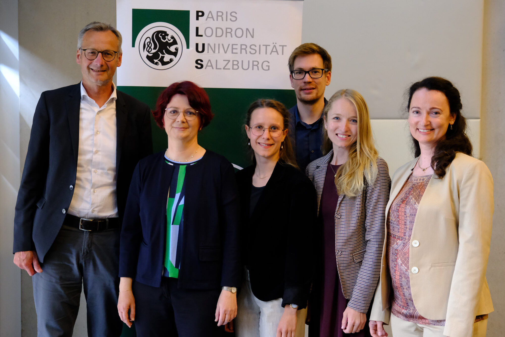 V.l.n.r.: Geschäftsführender Rektor und Vizerektor für Lehre und Studium Martin Weichbold; Margareta Strasser, Vanessa Fürnhammer, Christoph Hülsmann, Theresa Bogensperger und Uta Glassner (jeweils Sprachenzentrum). Foto: © Simon Haigermoser