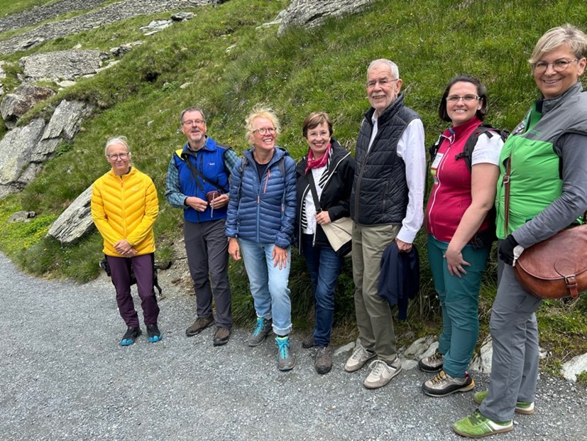 v.l.n.r.: Andrea Fischer (ÖAW), Gerhard Lieb (Universität Graz), Ulrike Berninger (PLUS), Doris Schmidauer, Bundespräsident Alexander van der Bellen, Elke Ludewig (Sonnblick Observatorium), Barbara Pucker (NPHT)