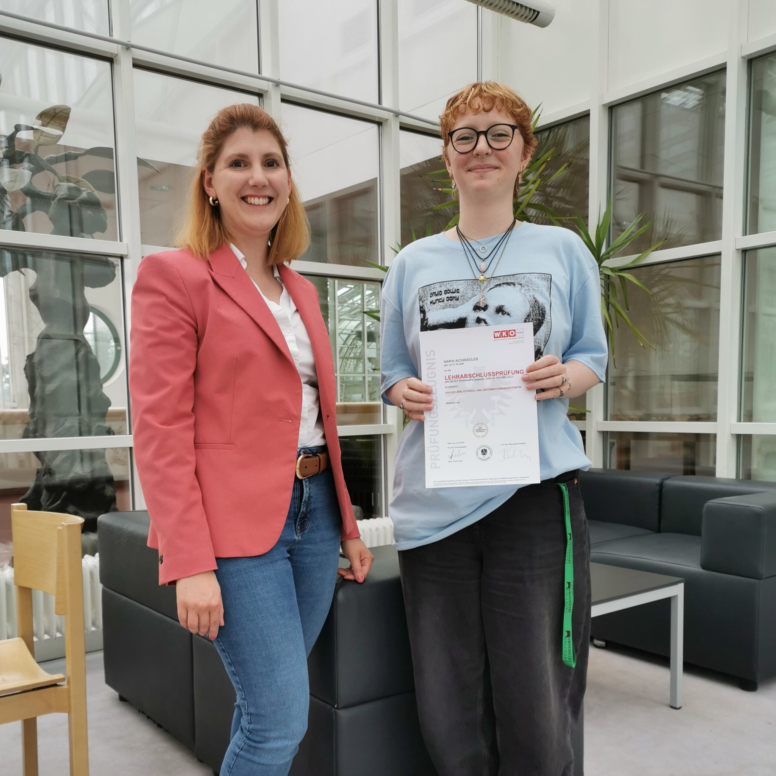 Ausbilderin Verena Bull mit Lehrling Maria Aichriedler