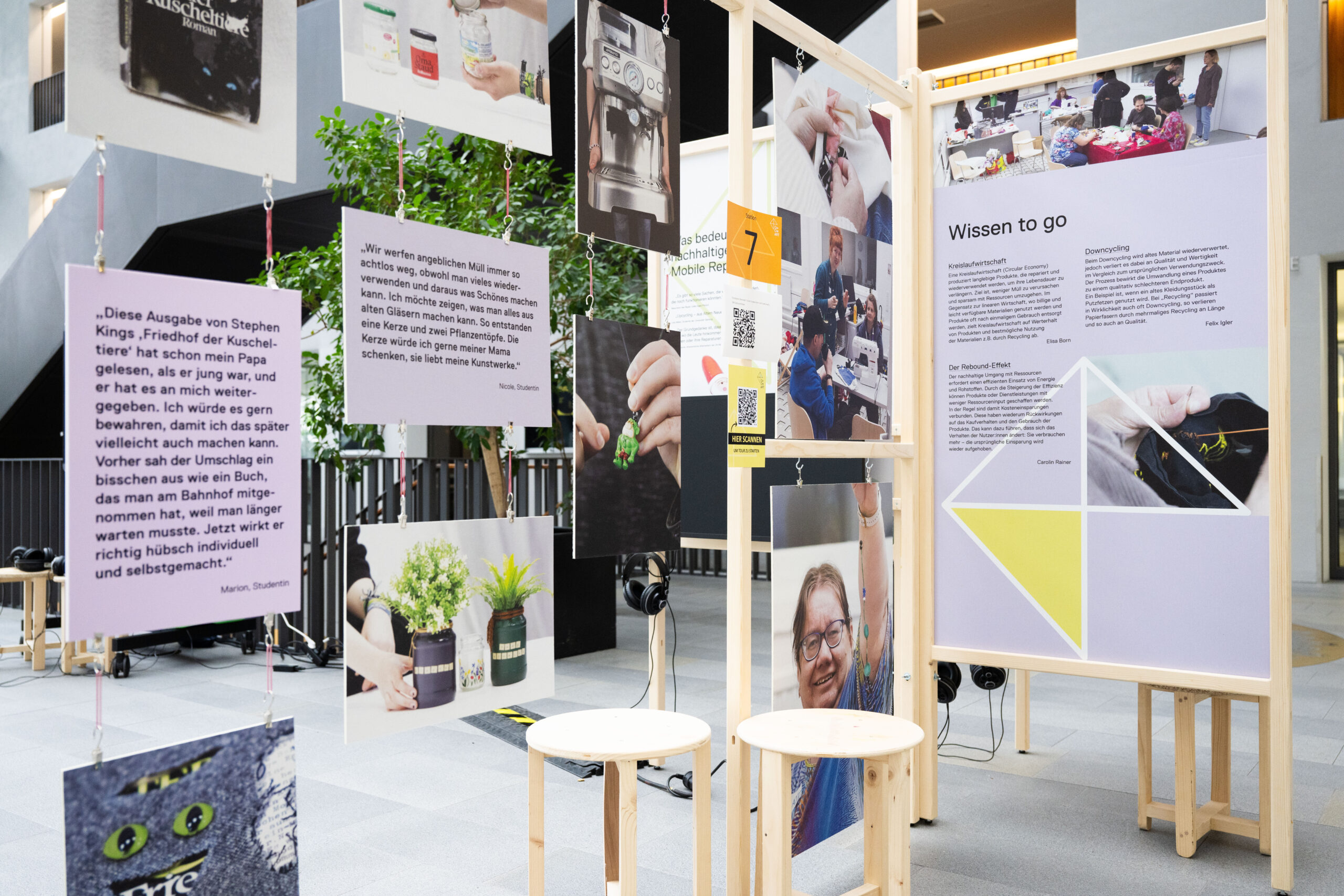 Ausstellungsansicht mit Fotos und Texten auf Stellw&auml;nden