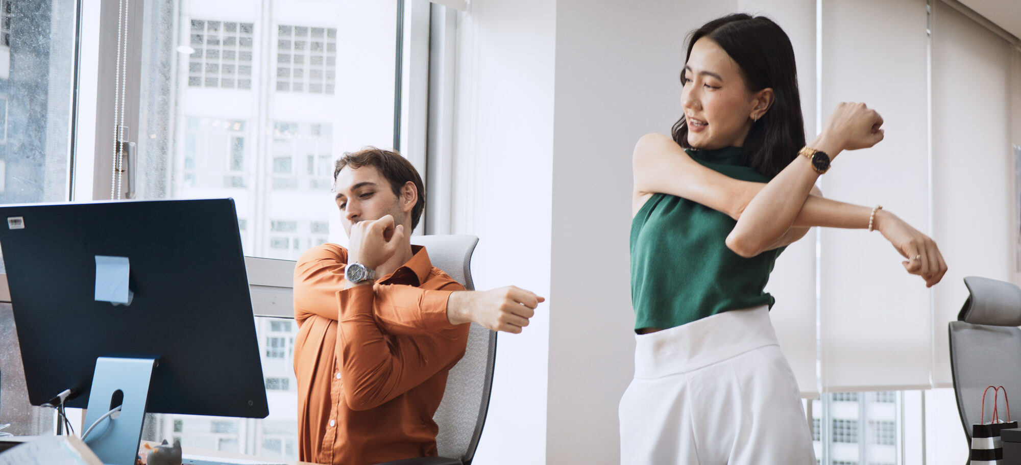Dehnungsübungen im Büro
